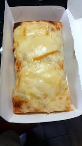 Un gratin doré, fromage fondu, servi en barquette