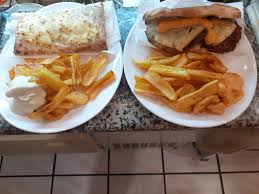 Deux assiettes de gratin servies avec des frites