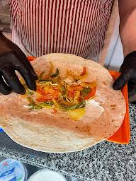 Préparation d'une galette garnie de légumes frais